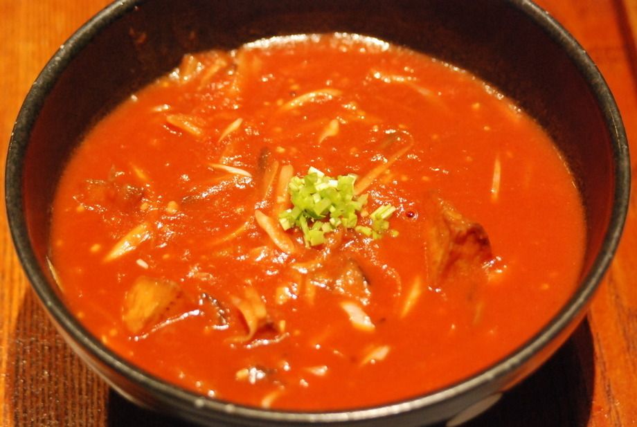 トマト酸辣湯麺（800円（税抜）/ ＋チーズ 900円（税抜））
