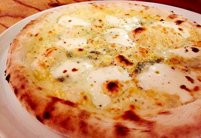 クアトロフォルマッジョ（モッツァレラ・ゴルゴンゾーラ・マスカルポーネ・パルミジャーノ）