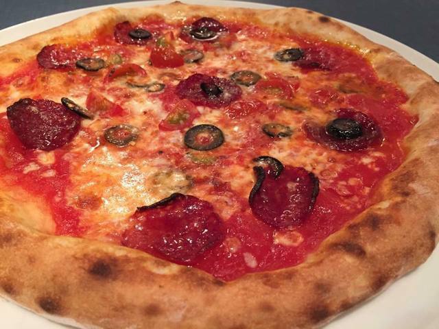 ピッカンテ（トマトソース・モッツァレラ・サラミ・トマト・オリーブ・カラブリア産唐辛子）