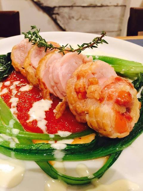 鶏肉の燻製ロール（特製チリトマトとゴルゴンゾーラ）