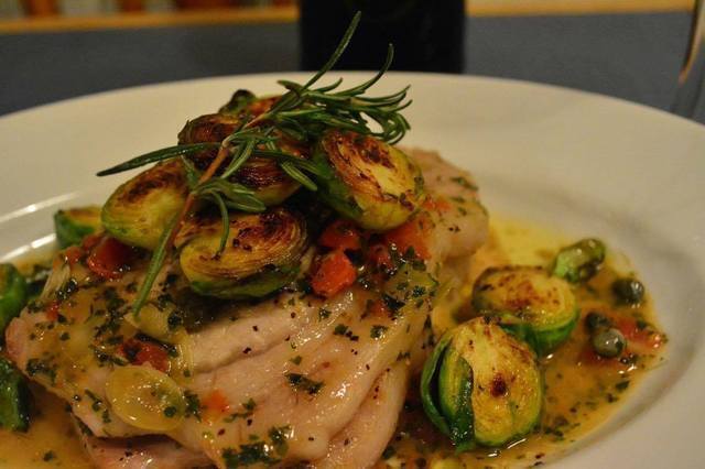 相模豚のロースト、新じゃがいもとかぶ（ブッタネスカソース）