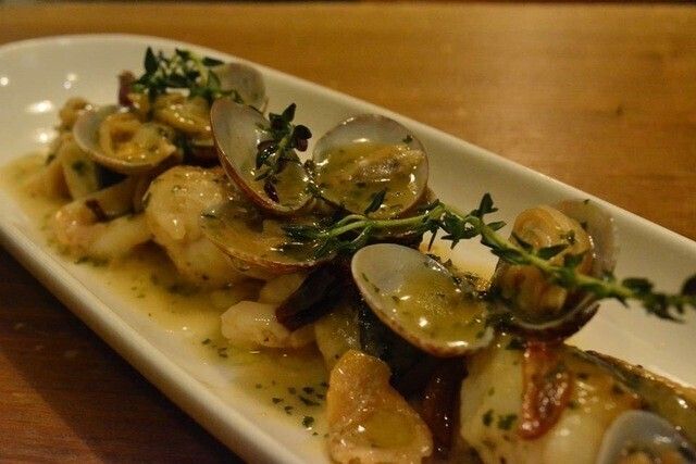 つぶ貝と白身魚のガーリックソテー（あさりバターソース）