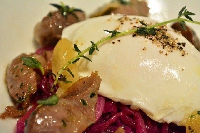 砂肝のコンフィとポーチドエッグ、赤キャベツのマリネ