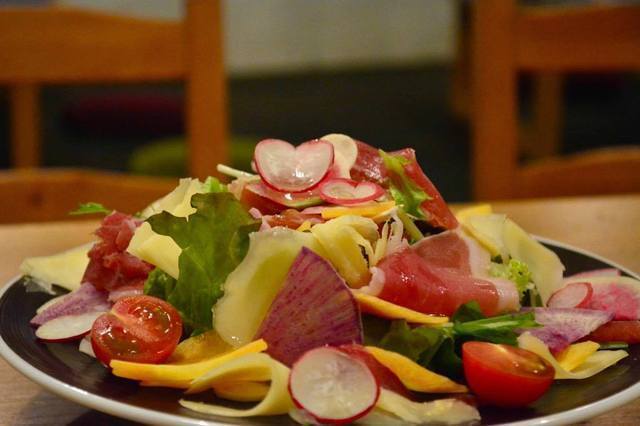 生ハムと有機野菜のラクレットチーズサラダ