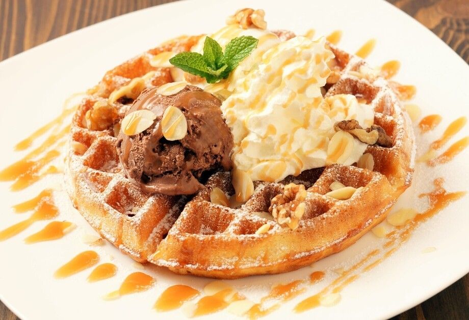 自家製厚焼きワッフル　キャラメルナッツ　ホールサイズ（1300円（税込））