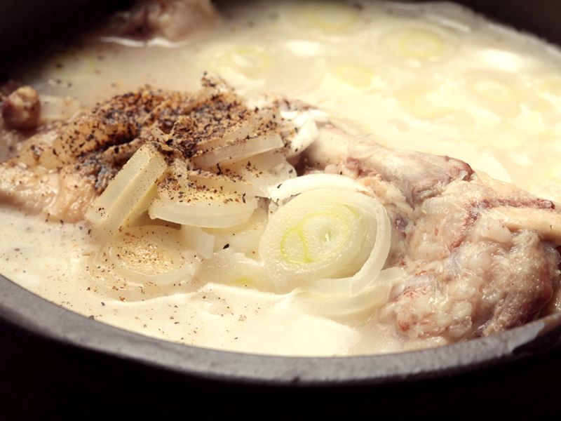 参鶏湯（サムゲタン）（　1500円（一人分）～）