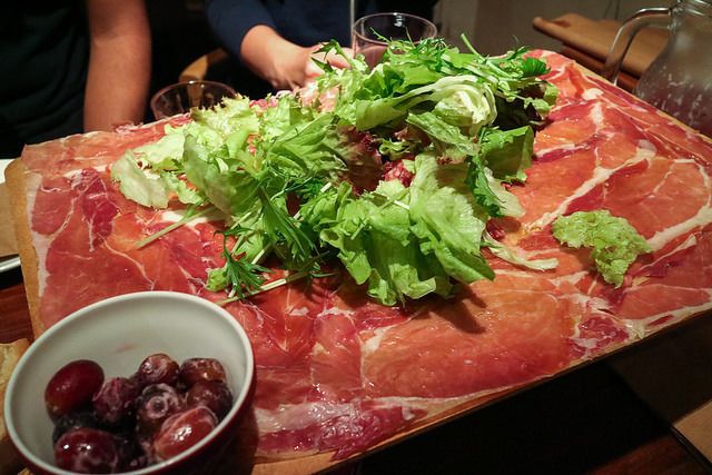 元祖！イタリア産＆スペイン産　生ハムとサラミのてんこ盛り