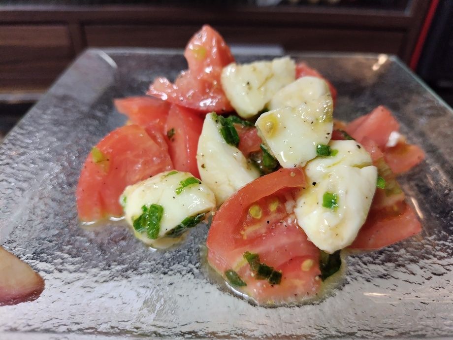 ガーリック風味のトマトとモッツァレラ和え（750円）