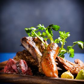 【夏フェア】クラフトビール飲み比べ三種&名物肉串おでん盛り付き７品2h飲み放題付き3500円（税抜）