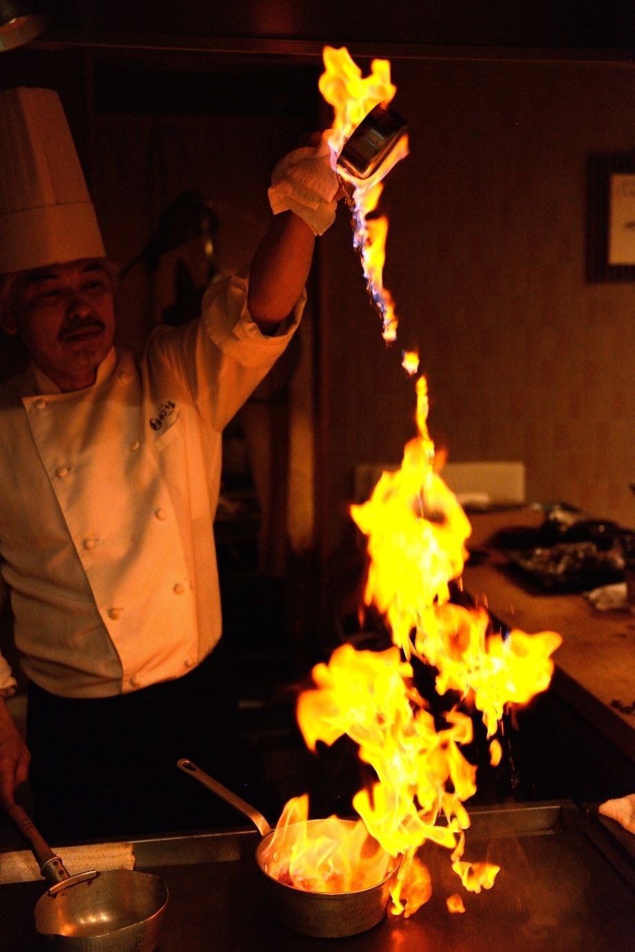 カウンター席限定！【誕生日や結婚記念日に！】炎のデザートプレート（ランチ／ディナー：２，５００円（消費税・サービス料込））