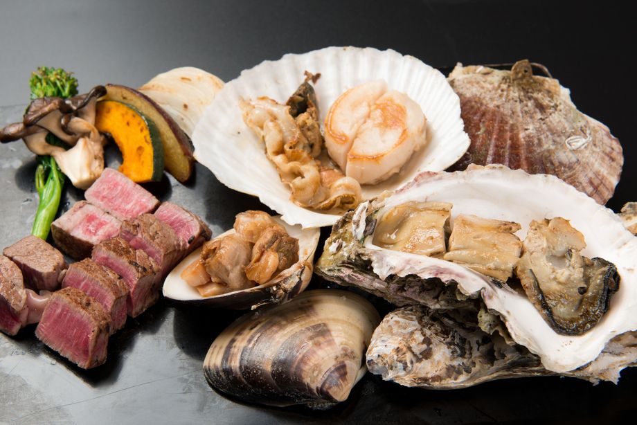 活け天然蛤 活け岩牡蠣 活け殻付帆立のシェフ特選活け貝尽くし！熟成国産牛エイジングフィレステーキ等全7品コース（１４，９８０円（消費税・サービス料込））