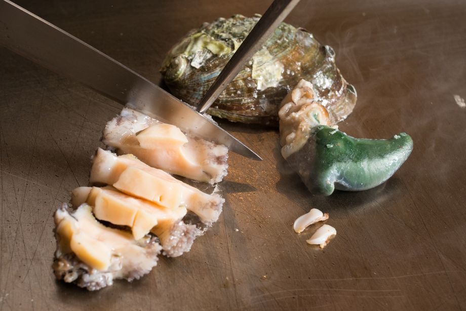 活け蝦夷鮑　踊り焼きステーキ（ランチ・ディナー：３，８５０円（消費税・サービス料込））