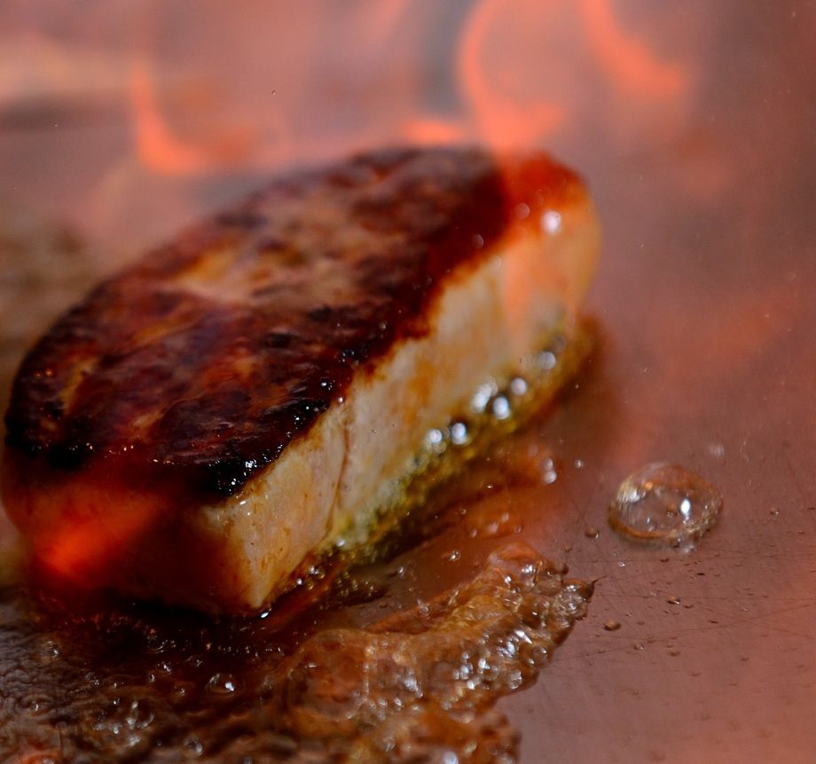 フォアグラソテー　季節のソース（ランチ・ディナー：３，３００円（消費税・サービス料込））