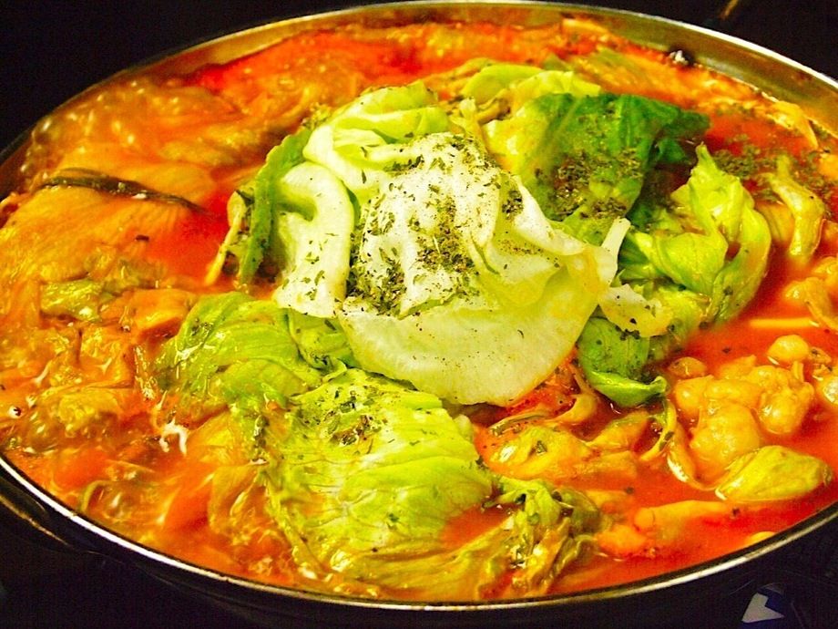 ぷりぷり和牛トマトもつ鍋（1350円）