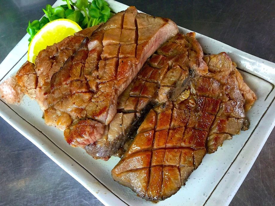 厚切り牛タン塩焼き（980円）