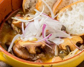 比内地鶏と砂肝のアヒージョ