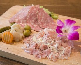 自家製ハムとサラミの盛り合わせ