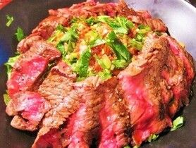 ランチ限定！がっつり牛ステーキ丼～ひつまぶし風～！（出し汁・サラダ付）