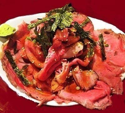 ランチ限定！飲めるローストビーフ丼『高尾山』！（出し汁・サラダ付）（900円）