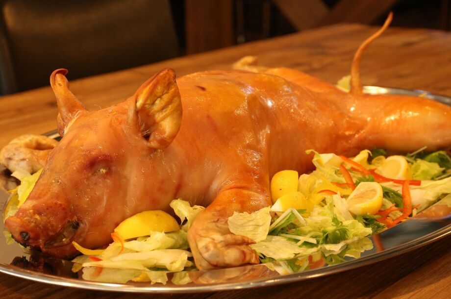 仔豚の丸焼き　ハーブ仕立て（49,800円）