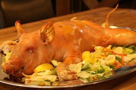 仔豚の丸焼き　ハーブ仕立て