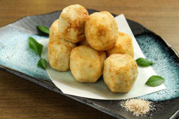 お出汁で炊いた里芋の薄衣揚げ
