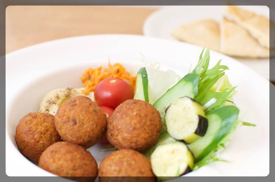 ファラフェルプレート　ドリンク付き Falafels Plate w/coffee or tea ＊extra falafel +100/pcs（¥1500）