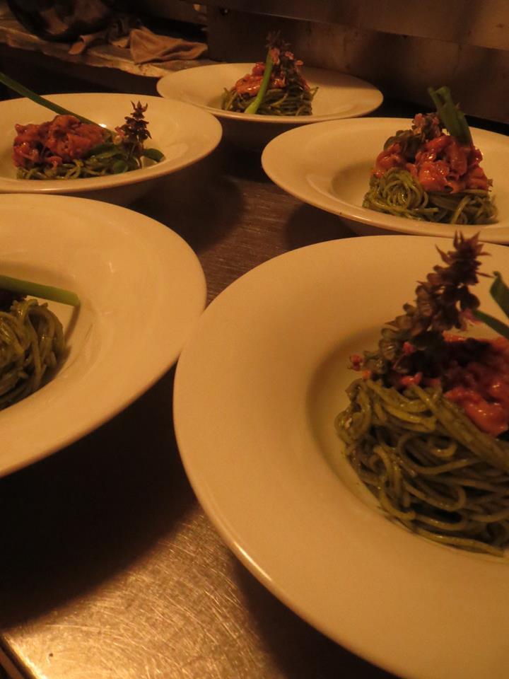 バジリコの花を添えたジェノヴァ風スパゲッティー二