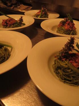 バジリコの花を添えたジェノヴァ風スパゲッティー二