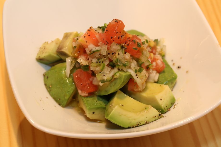 ぶつ切りアボカド　特製サルサ添え