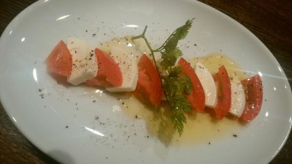 カプレーゼ（トマトとモツァレラチーズ）