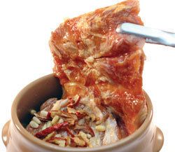 豚骨付き味付けカルビ（1,300円(税抜)　ご注文は2人前から）