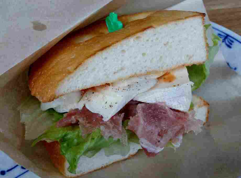 生ハムとカマンベールのサンドウィッチ