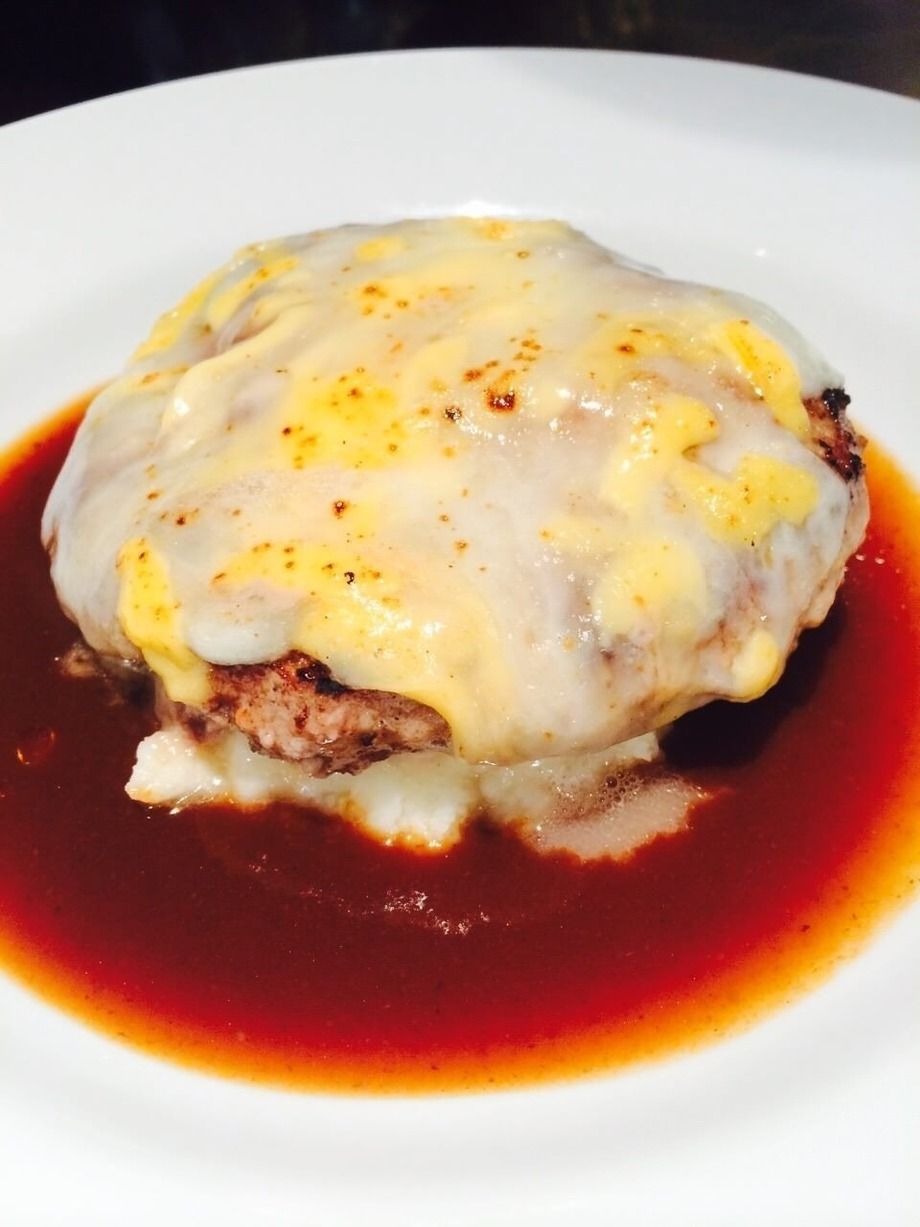 チーズハンバーグ　ジャガイモのピューレ添え～デミグラスソース～