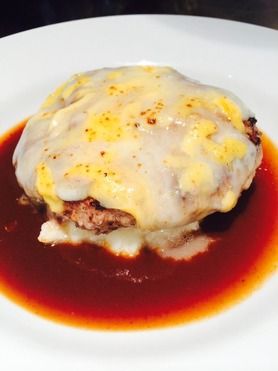 チーズハンバーグ　ジャガイモのピューレ添え～デミグラスソース～