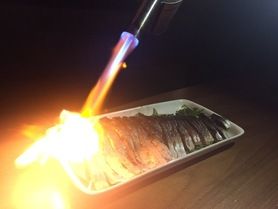 目の前で炙るシメサバ