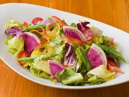 カラフルな産直野菜入り”たっぷり”のグリーンサラダ！すりおろし野菜ドレッシング（580円）