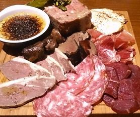 シャルキュトリー肉！肉！肉！お肉屋さんの前菜盛り合わせ！