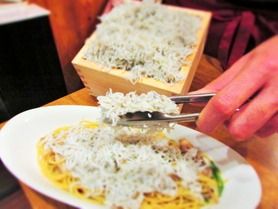 スペシャリテ！ヴィンゴ風シラスたっぷりぺぺロンチーノ！