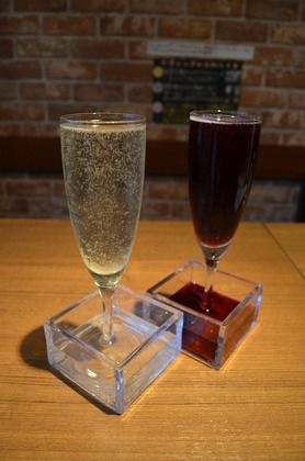 名物！樽生スパークリングワイン（白と赤の2種類）が大盛り210CC