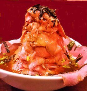 ①飲めるローストビーフ丼『富士山』サラダ・だし汁付き