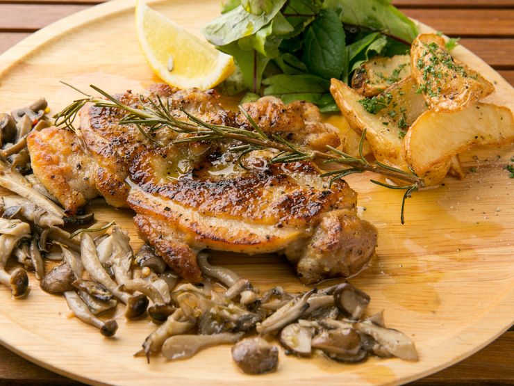 ジューシーで肉厚！　『日向地鶏の香草ステーキ』