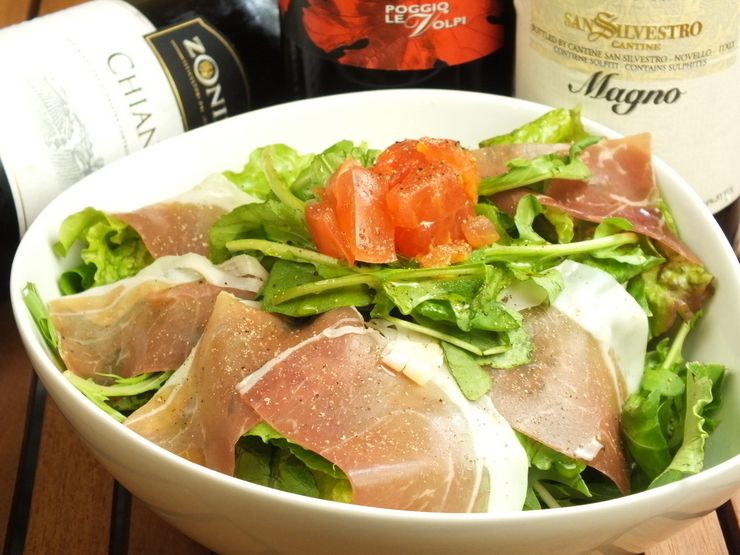 パルマ産熟成生ハムとルッコラのサラダ