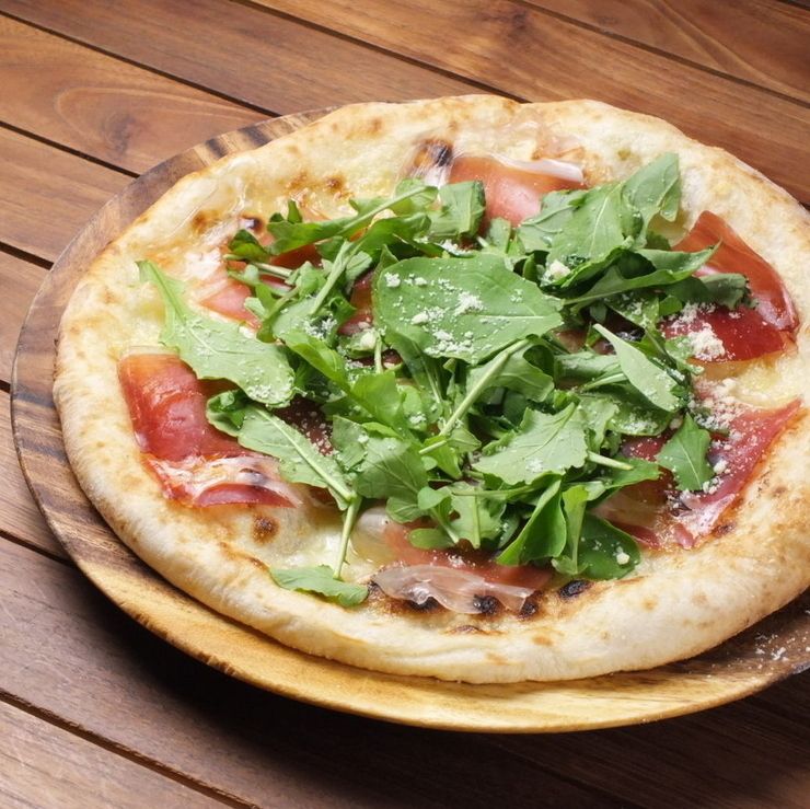 生ハムとルッコラのピッツア(トマトソース無し)（Sサイズ　950円）