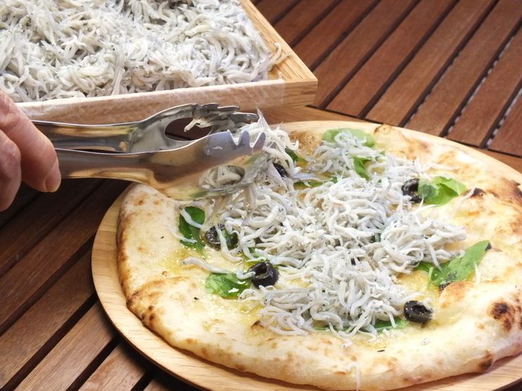 静岡県産釜揚げシラスのクリームピッツア（Sサイズ　800円）