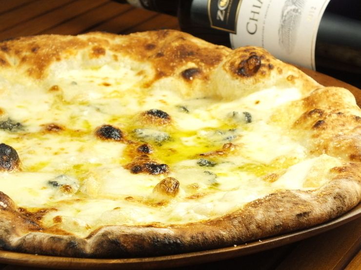 店主こだわりのチーズを堪能！　『クアトロフォルマッジ』　(4種のチーズ、ハチミツ付き)（Sサイズ　850円）