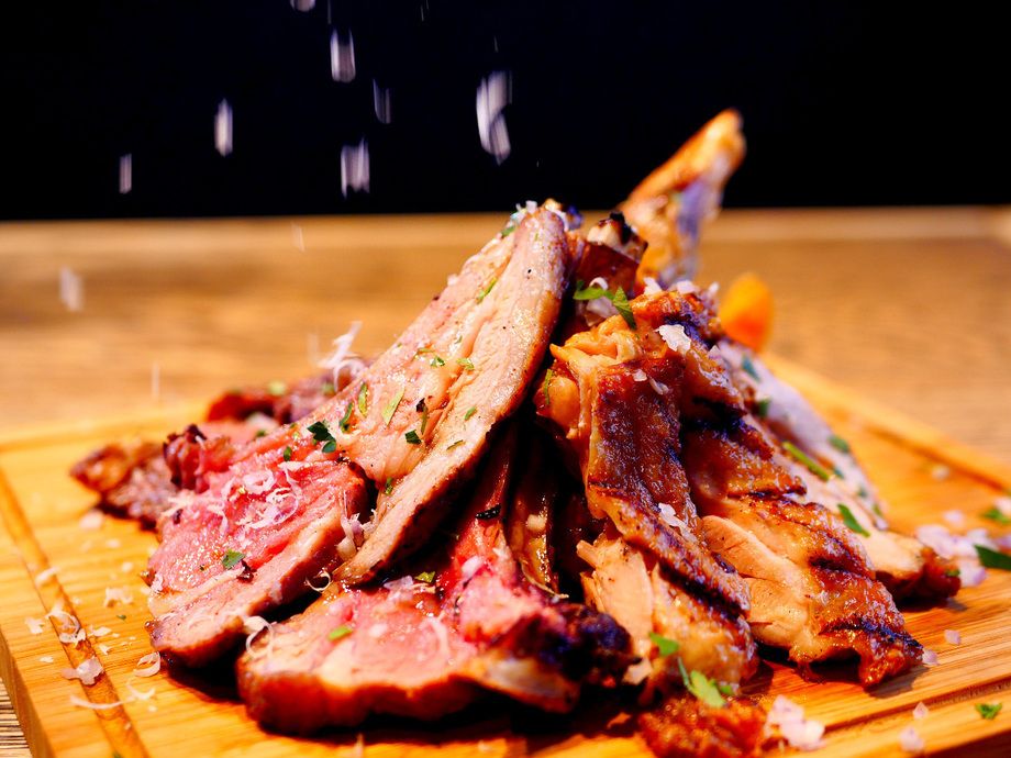 お肉の旨さが口に広がるアンガス牛の鉄板焼き