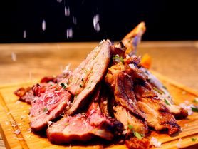 お肉の旨さが口に広がるアンガス牛の鉄板焼き