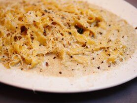 【パスタ】黒トリュフと十勝ブラウンマッシュルームのクリームソース