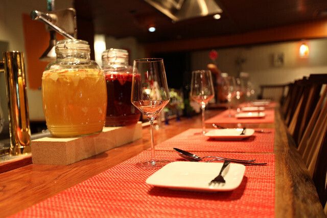 □牡蠣のディスプレイを望める臨場感のある カウンター席（10席）